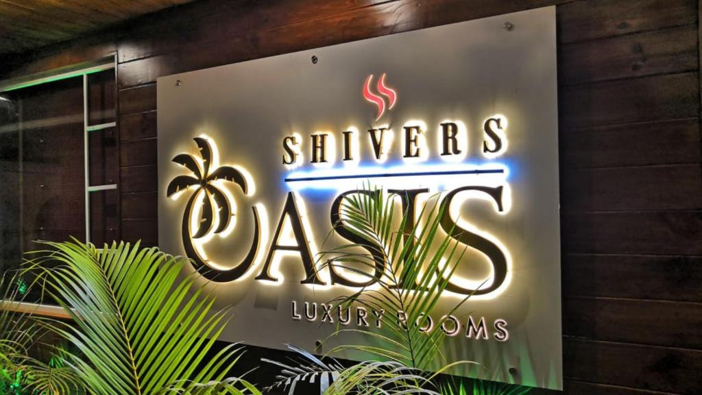 坎多林Shivers Oasis Luxury Boutique Resort的新加坡阿尔加斯夜总会的标志