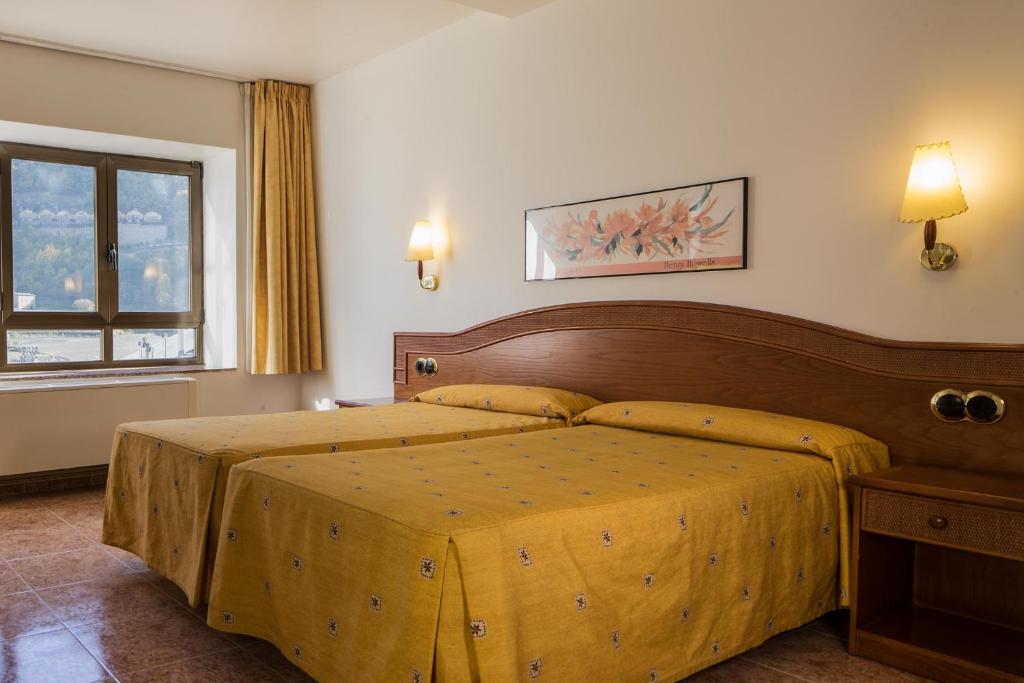 安道尔城切尔沃勒酒店的酒店客房设有两张床和窗户。