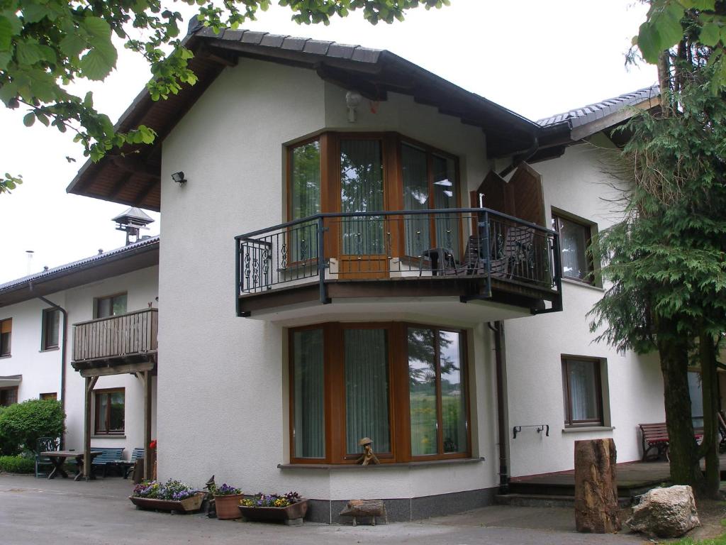 Wildewiese霍普度假农家乐的带阳台和门廊的白色房屋