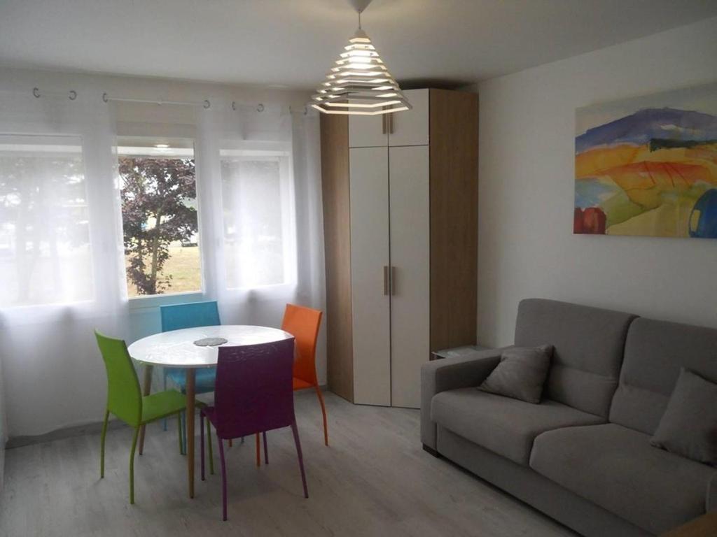 米尼赞海滩La Forêt 5的客厅配有沙发和桌椅