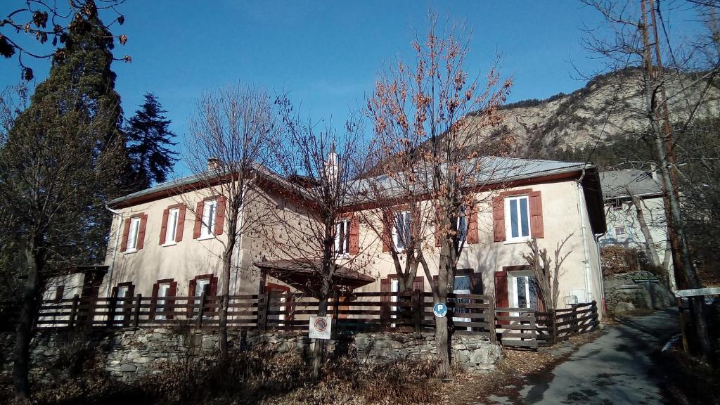 若西耶Maison familiale des Gueyniers的山前有围栏的老房子