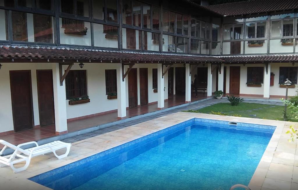 特雷索波利斯Pousada Jardim Comary的一座建筑的庭院中的游泳池