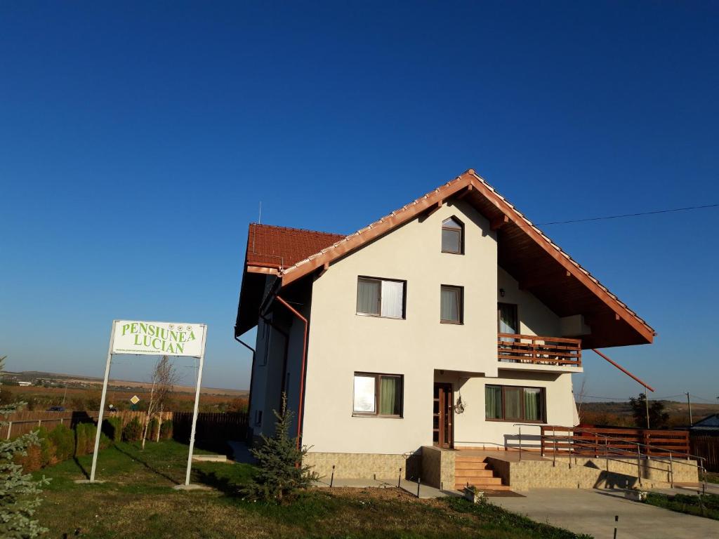 BălţaţiPensiunea Lucian的前面有标志的白色房子