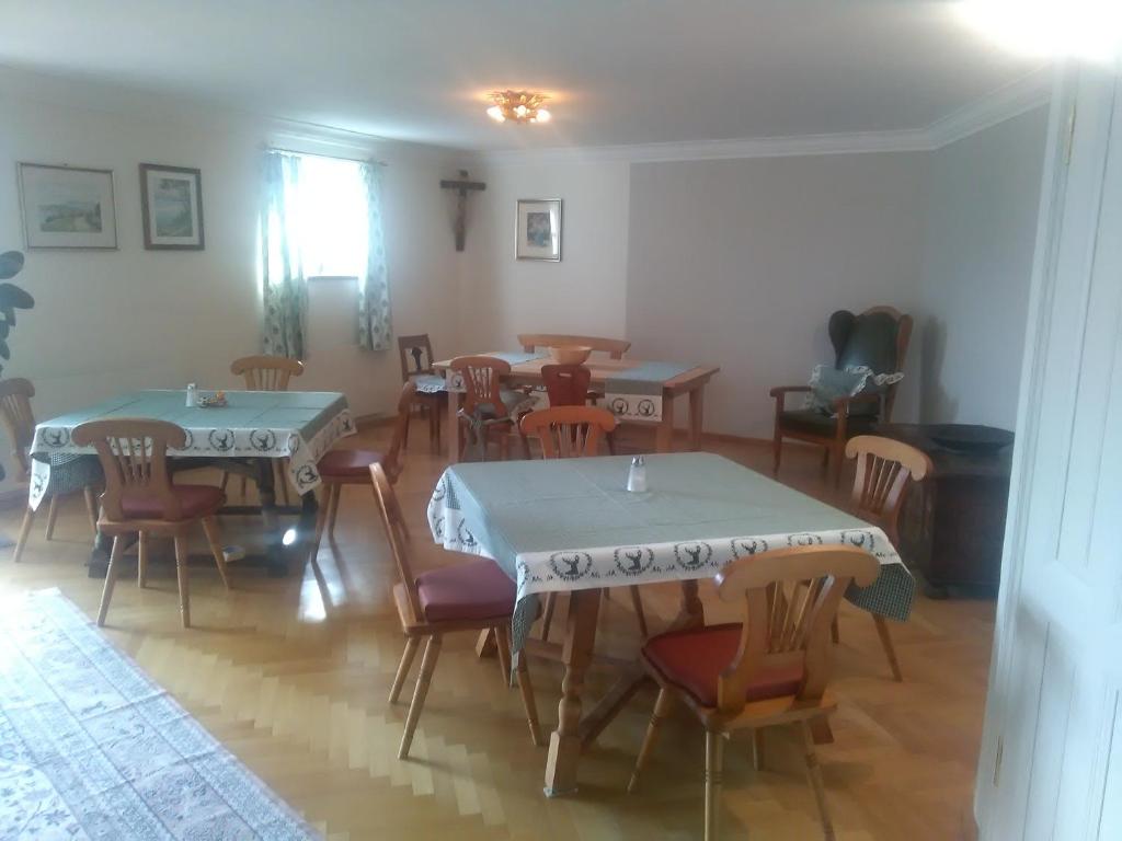 阿特湖畔努斯多夫Attersee Gartenvilla的一间带2张桌子和椅子的用餐室