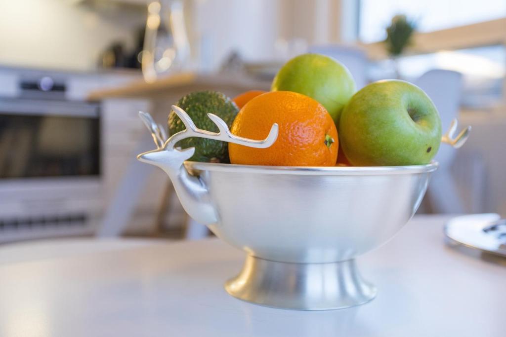 罗瓦涅米Tuomas´ luxurious suites, Ahola的桌上一碗水果和蔬菜