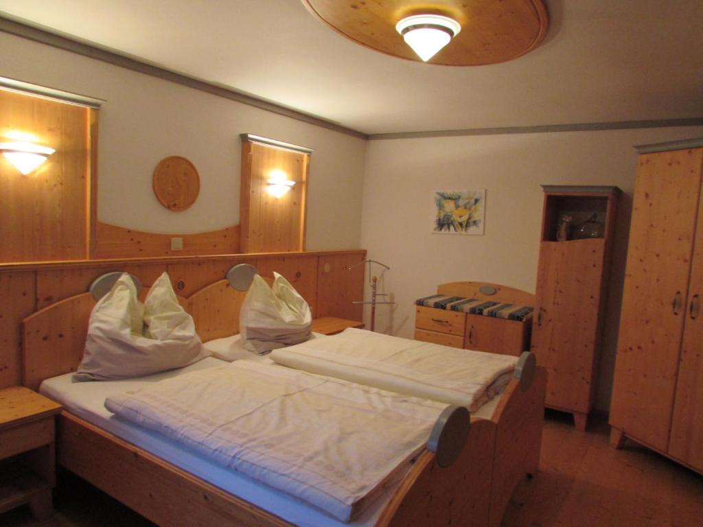 EichenbrunnArkadenhof Fam. Schneider的一间卧室,卧室内配有一张大床