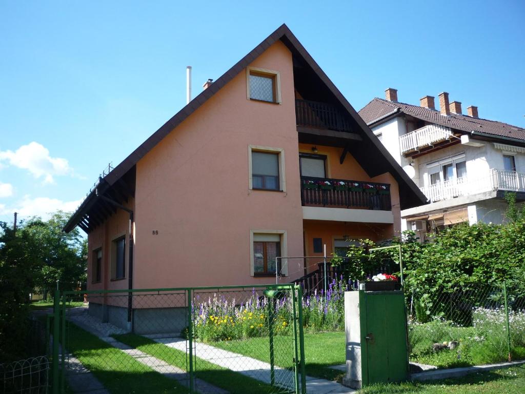 巴拉顿博格拉尔Molnár Vendégház的前面有围栏的房子
