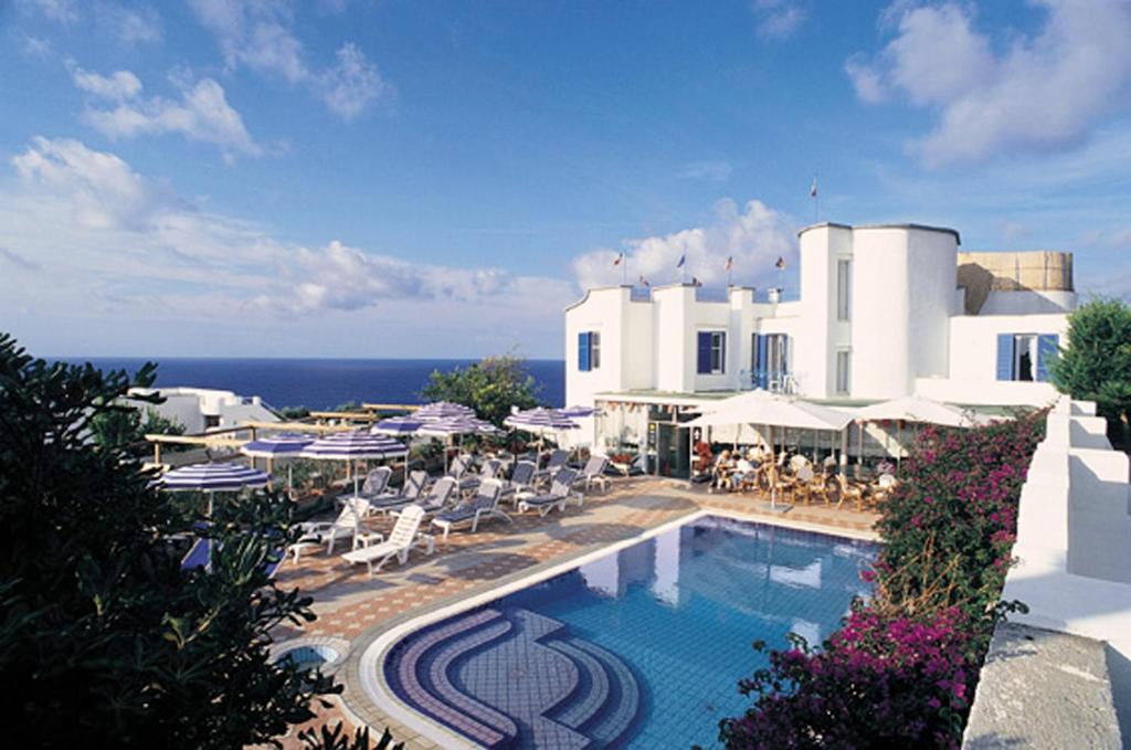 伊斯基亚罗蕾莱酒店的享有酒店游泳池和大海的景色