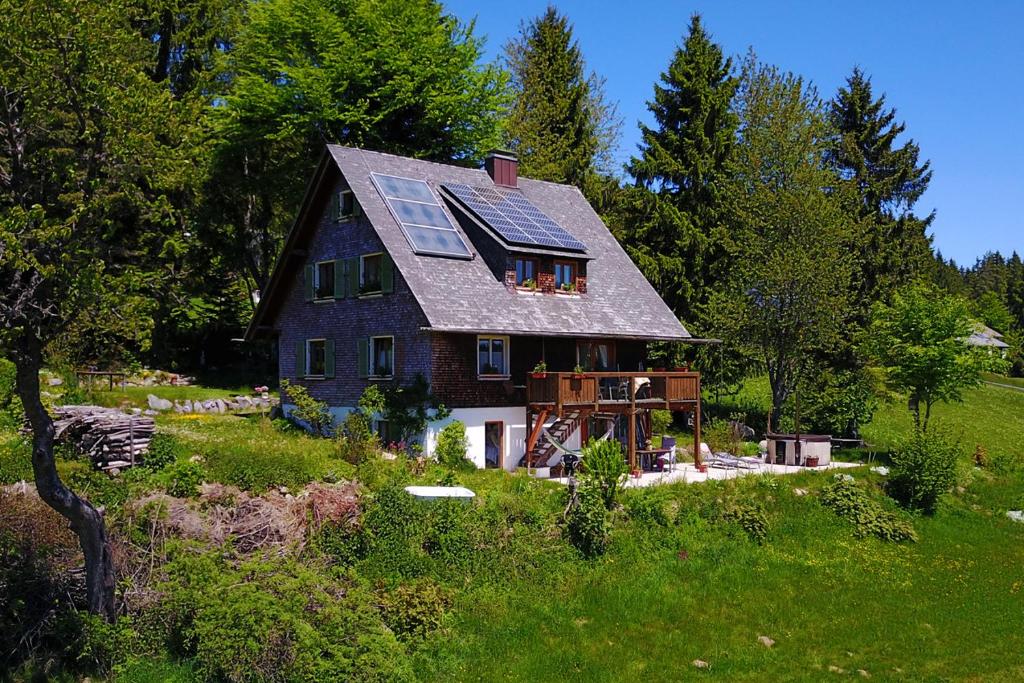 费尔德伯格Ferienhaus "Am Wäldle"的一座房子,屋顶上设有太阳能电池板