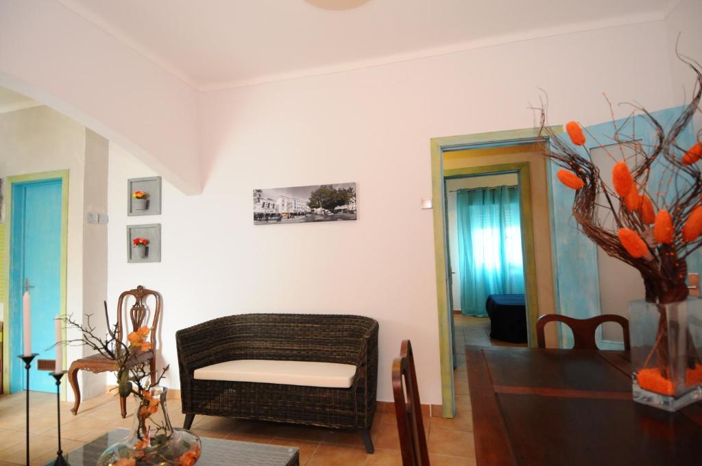 阿尔布费拉罗西奥公寓的客厅配有沙发和桌子