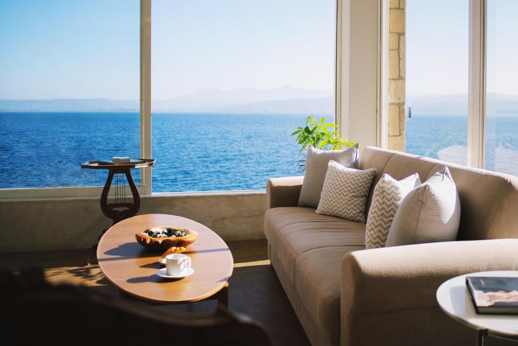 皮洛斯Karalis Beach的客厅配有沙发和桌子