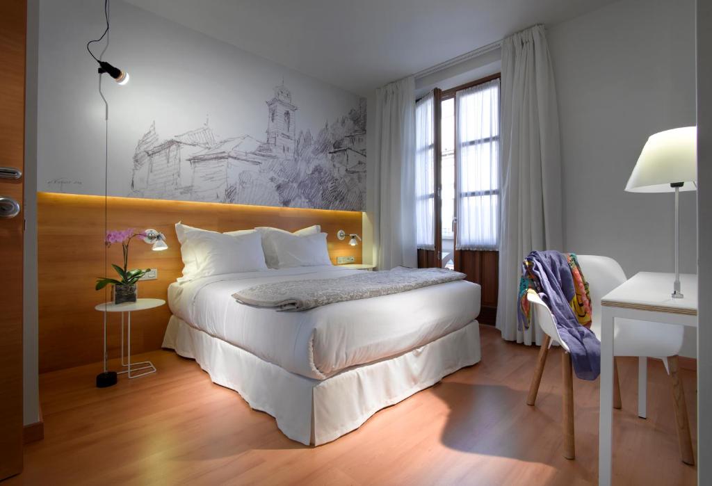 格拉纳达帕拉加西耶特酒店的一间卧室配有一张大床和木制床头板