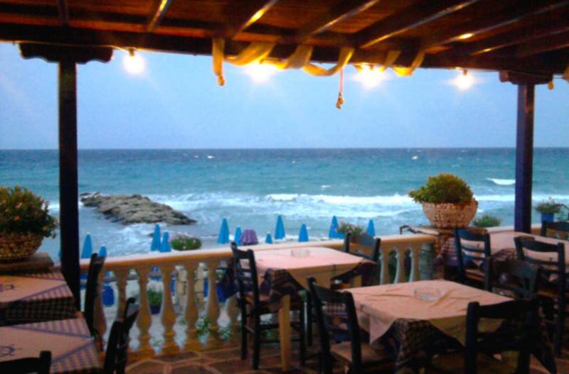 卡利塞亚-豪客迪克斯Delfini的海景餐厅设有桌椅