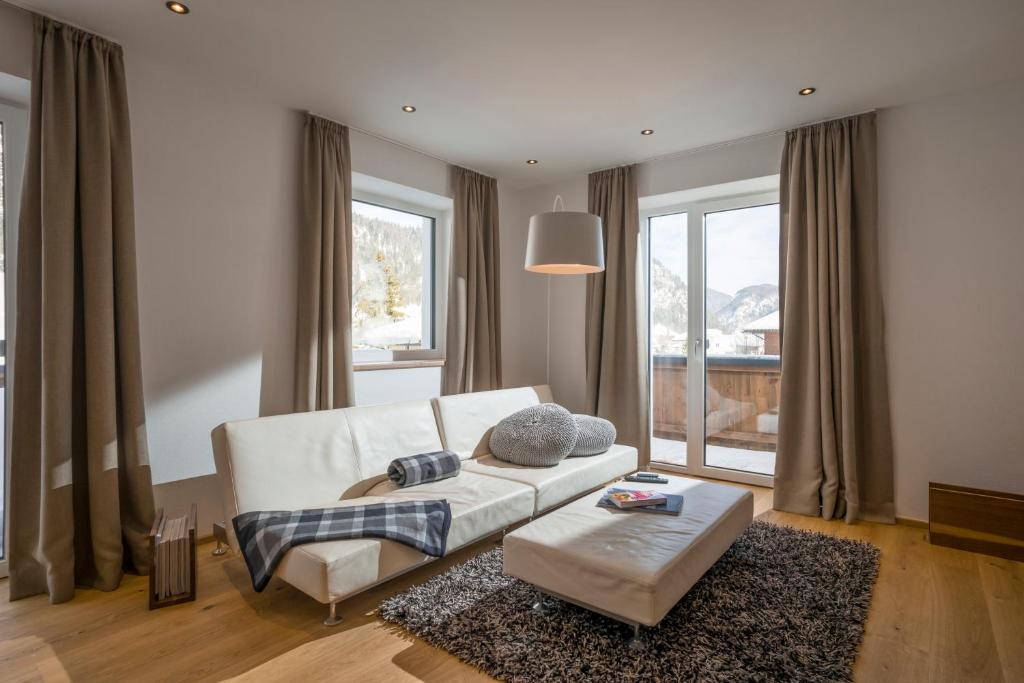 瓦尔赫湖Living 5 Walchsee的客厅配有白色的沙发和窗户。