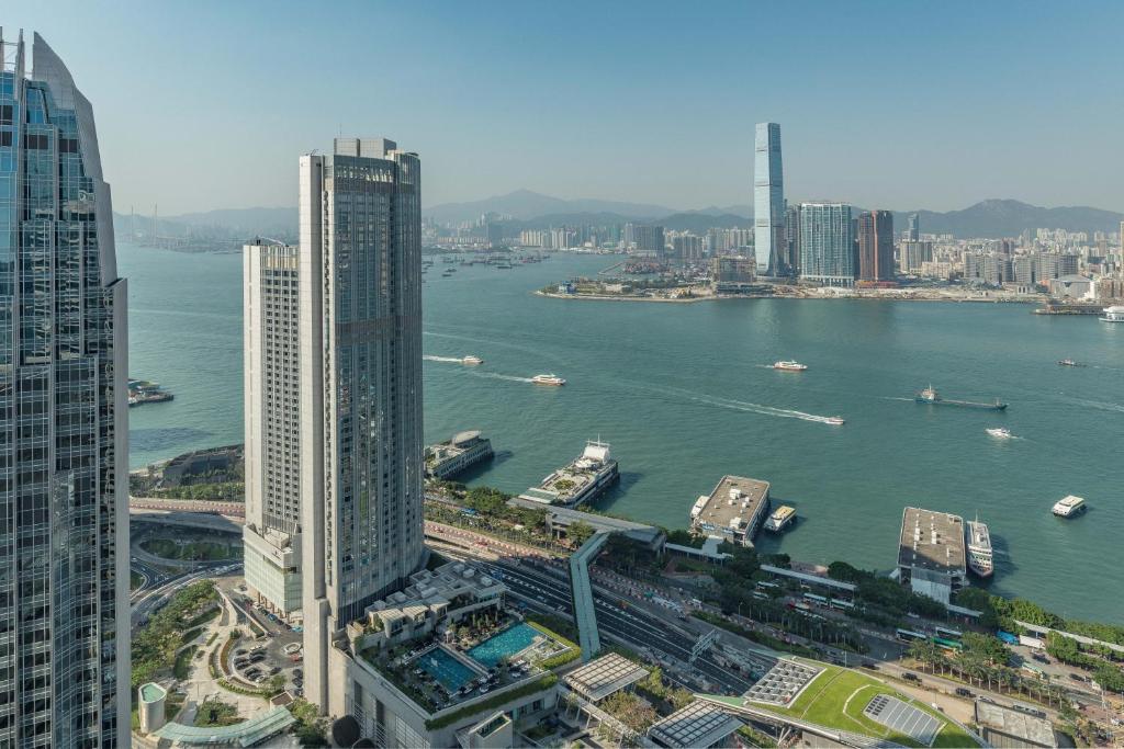 香港香港四季酒店的享有河流和建筑的城市美景