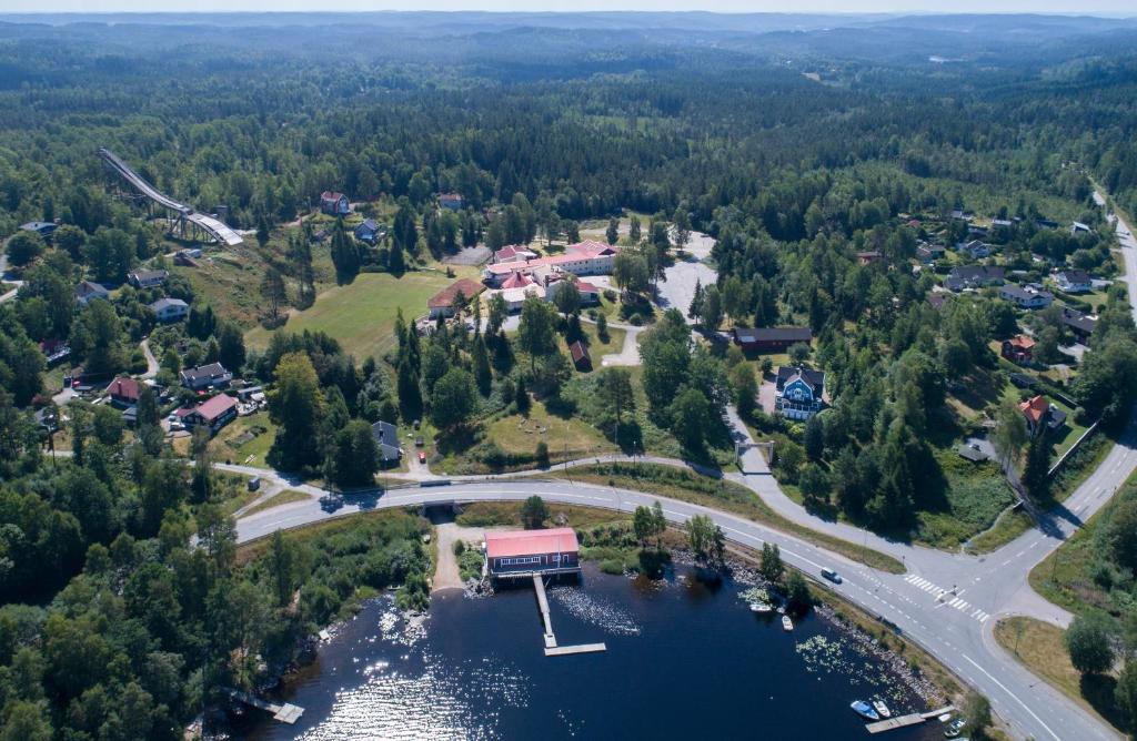 Hindås海因达斯花园酒店及Spa的享有湖上度假村的空中景致