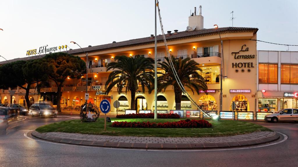 普拉加德阿罗拉特拉萨Spa酒店的街道前有环形交叉路的建筑物