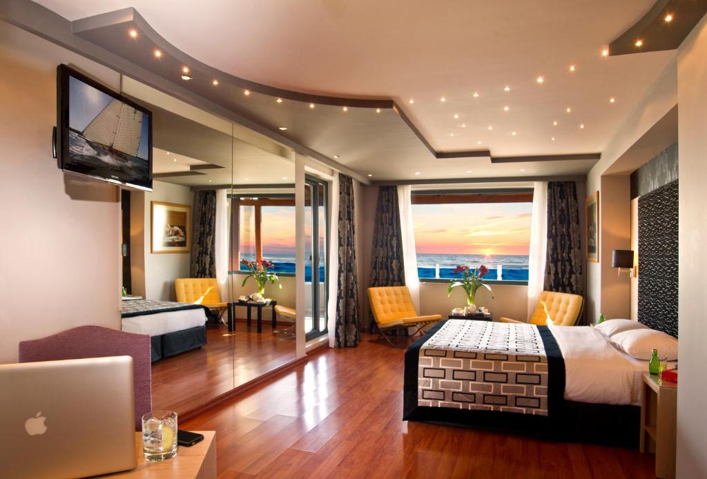 雅典阿利莫斯涅斐勒酒店的酒店客房,配有床和电视