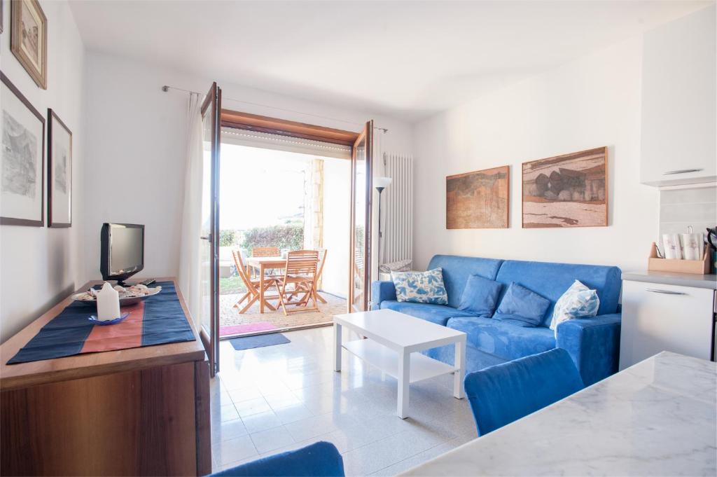 加尔达湖滨Casa Davide的客厅配有蓝色的沙发和桌子