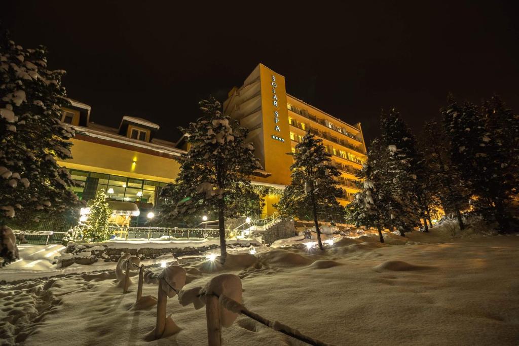 什恰夫尼察Hotel Solar的一座晚上下雪的建筑