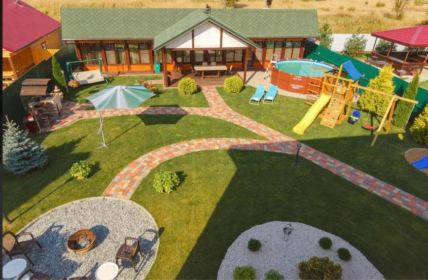 苏兹达尔素自达斯基胡拓尔度假屋的后院的空中景致,设有游乐场