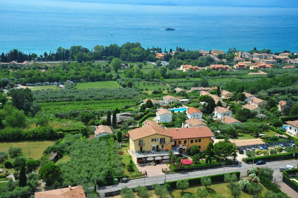 巴多利诺Albergo Panoramica的享有村庄的空中景色,设有房屋和大海