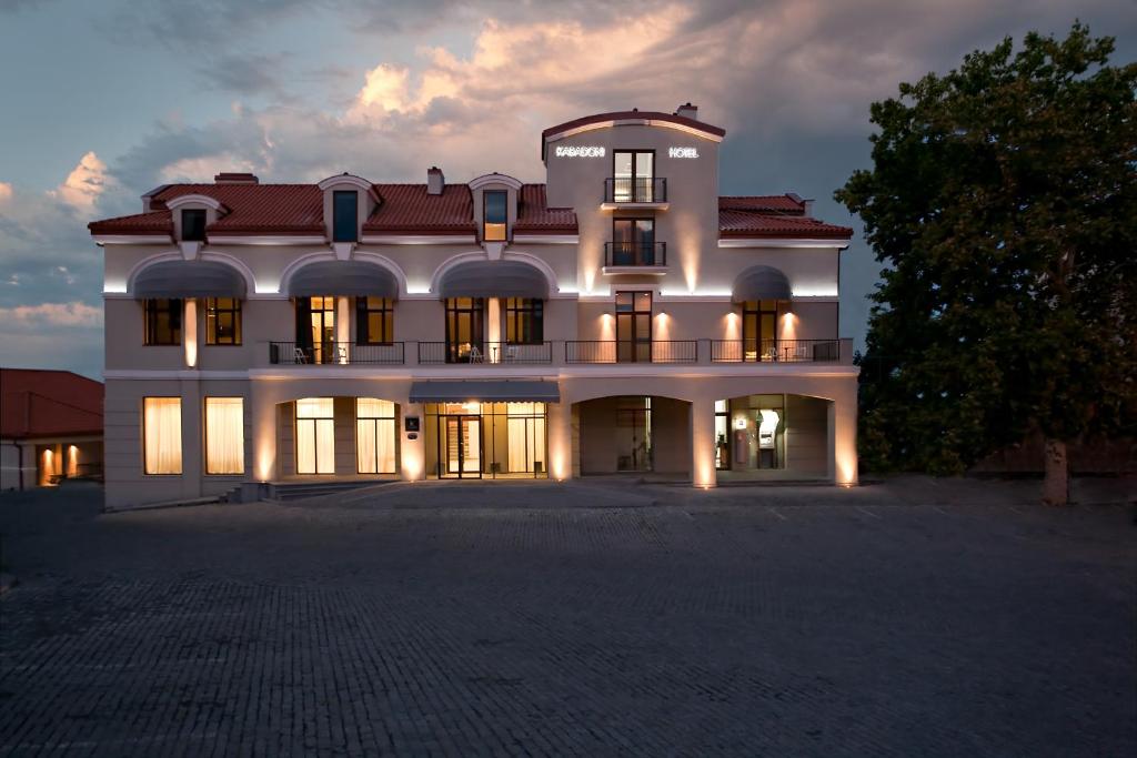 西格纳吉卡巴都尼精品酒店的一座白色的大建筑,灯火通明