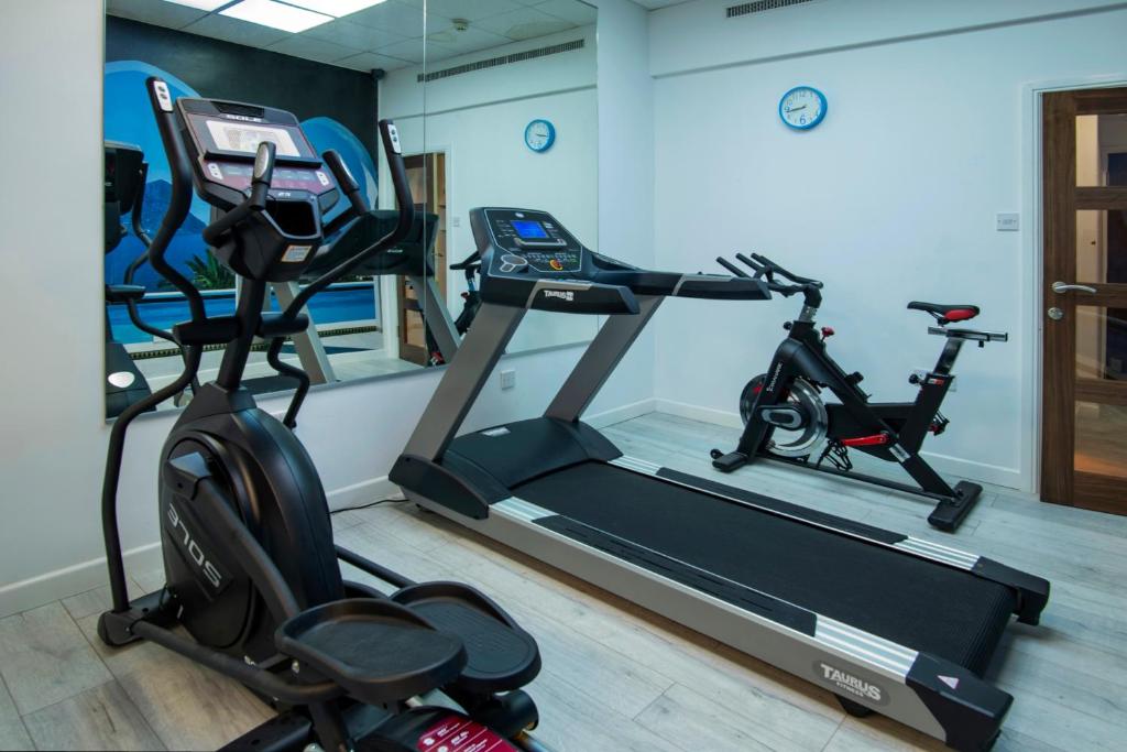 斯特利特威塞克斯酒店的健身房设有两辆健身自行车和跑步机