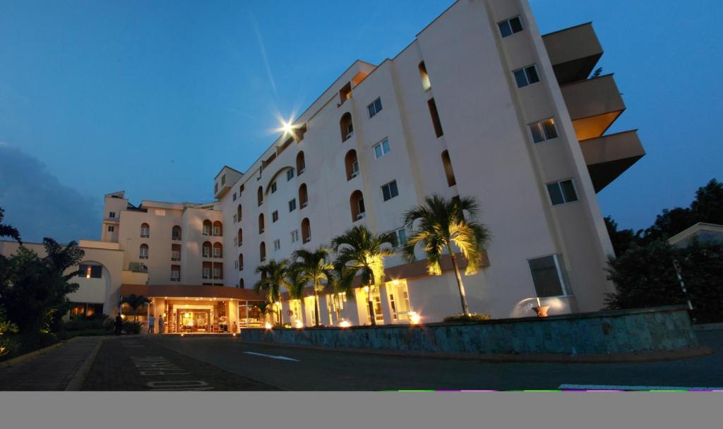 阿克拉非洲丽晶酒店的一座棕榈树环绕的大建筑