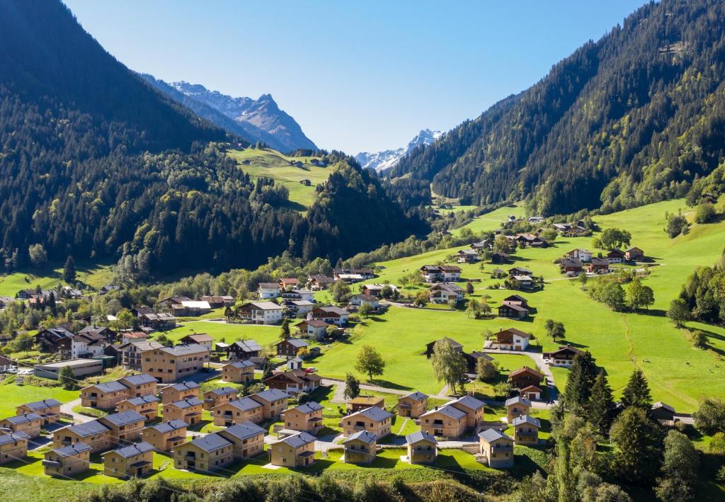 圣加伦基希Chalet-Resort Montafon的享有山脉村庄的空中景致