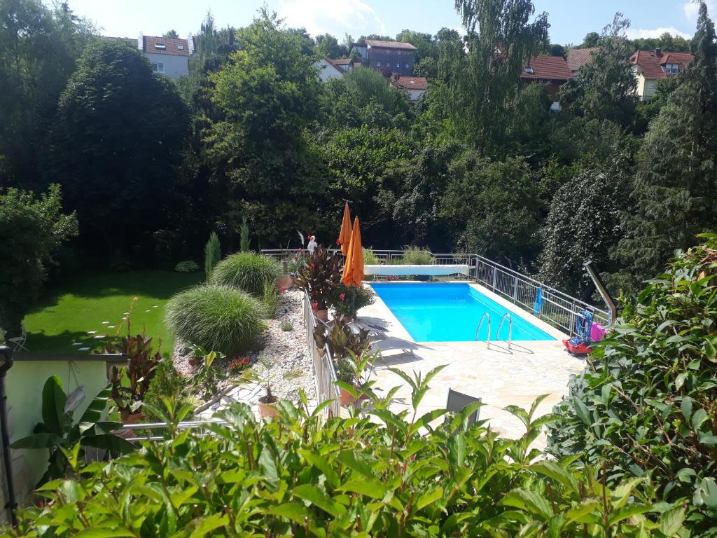 MainstockheimPension am Weinberg Bed & Breakfast的花园中的一个游泳池