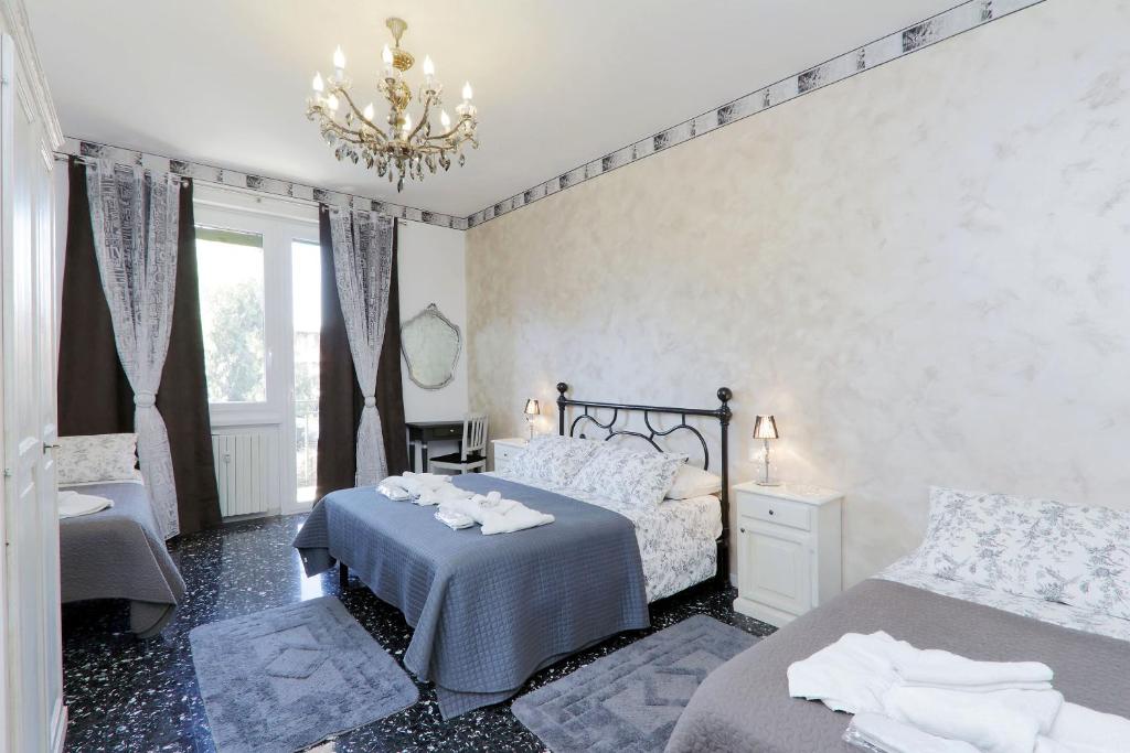 罗马马卢奇尼公寓的一间卧室配有两张床和吊灯。