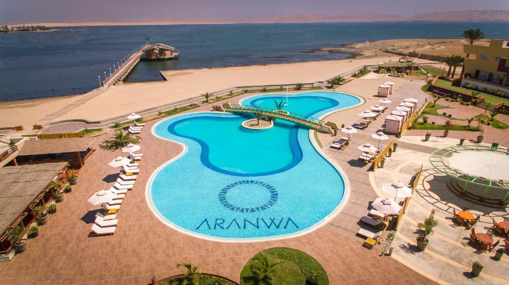 帕拉卡斯阿兰瓦帕拉卡斯酒店的享有度假村的空中景致,设有大型游泳池