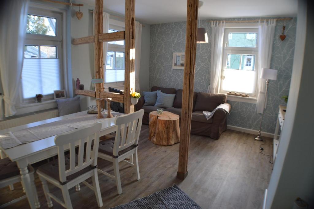塔巴尔茨Ferienwohnung "Auszeit"的客厅配有桌椅和沙发
