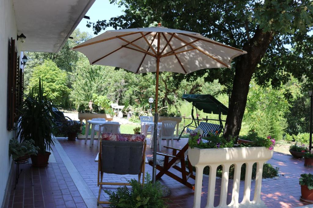 拉波拉诺泰尔梅波斯可迪所托住宿加早餐旅馆的一个带桌椅和遮阳伞的庭院