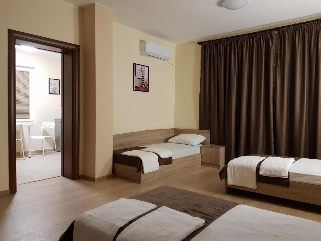 索非亚Twain Apart&Rooms的酒店客房设有两张床和窗户。