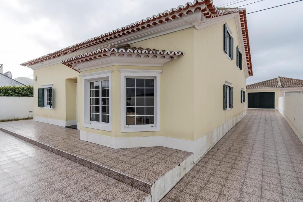 大里贝拉Casa dos Amigos的大型白色房屋,设有瓷砖车道