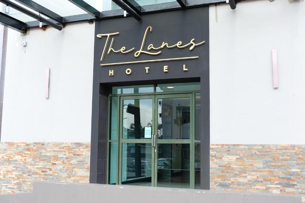 TutongThe Lanes Hotel的建筑一侧的酒店标志