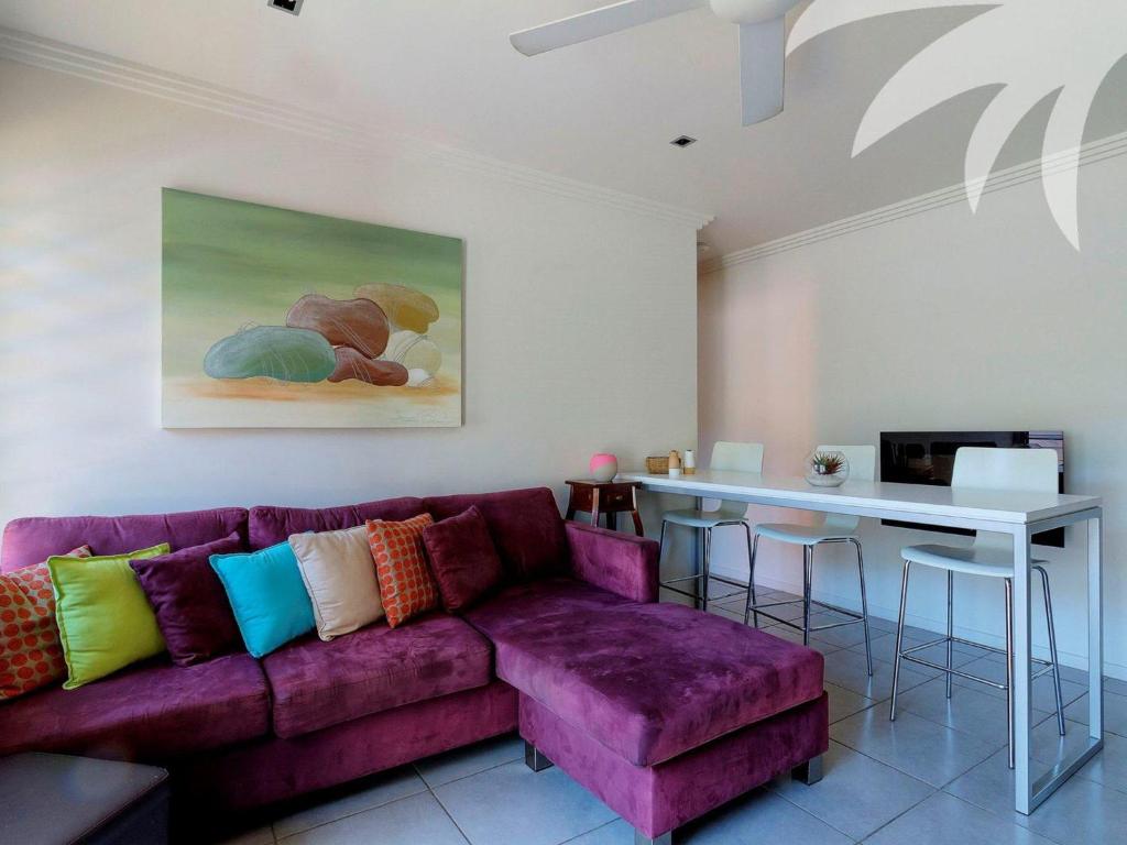 布鲁斯海滩Aqua Apartment 3的客厅配有紫色沙发和桌子