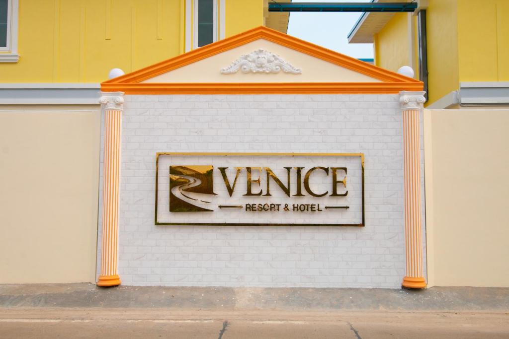 Ban Sai MaiVenice Resort的建筑物一侧的标志