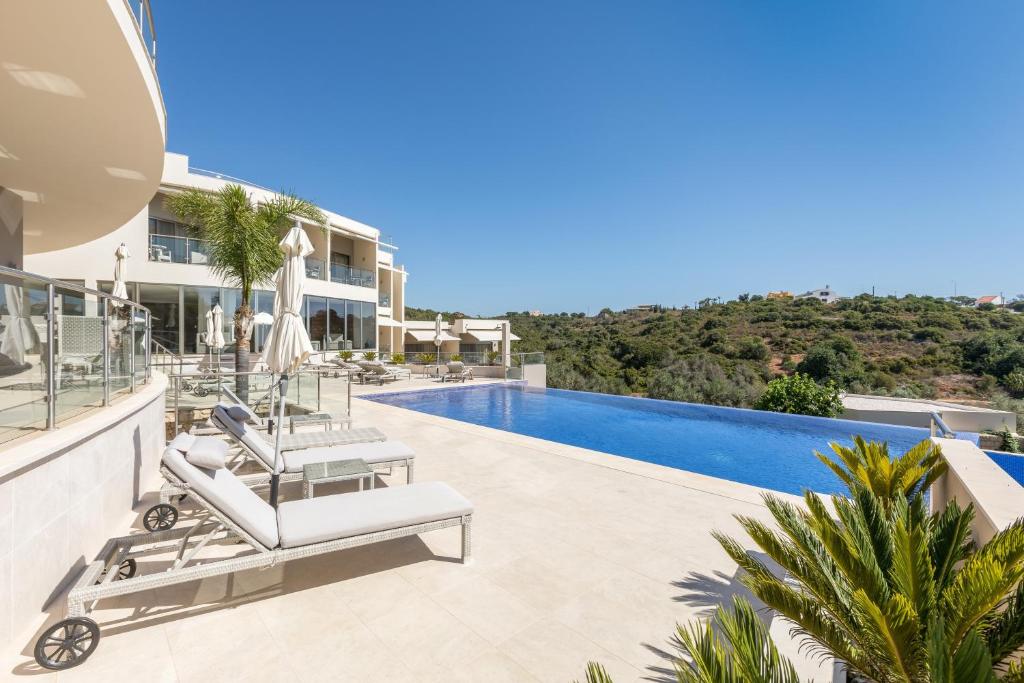 费拉古多Caneiros Luxury House & Suites的游泳池别墅的图象