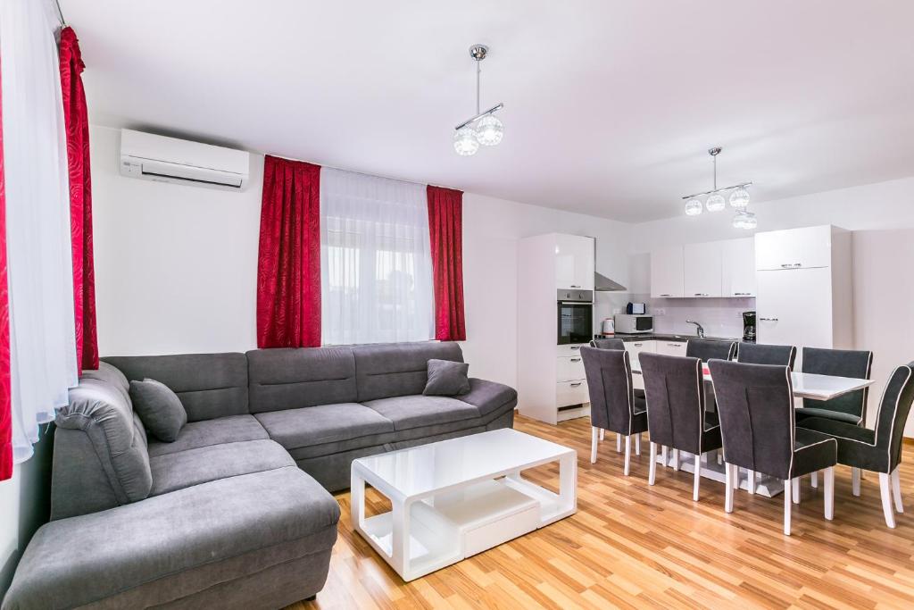 梅杜林Dragan K3的客厅配有沙发和桌子