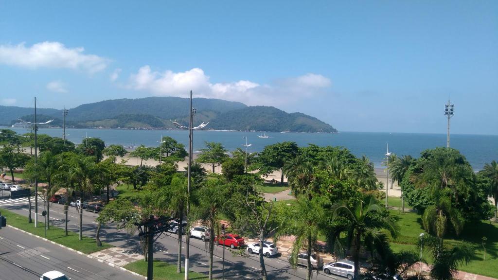 桑托斯Frente Ao Mar的享有棕榈树停车场和大海的景致