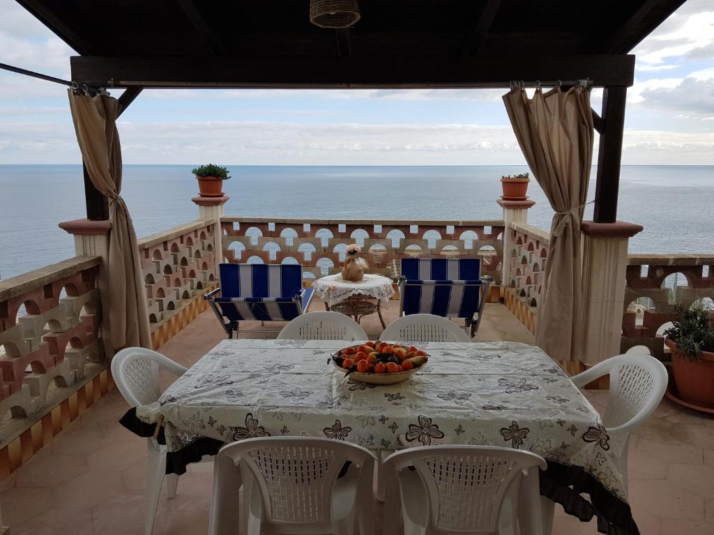 科尔萨诺Salvia的阳台的桌子,背靠大海