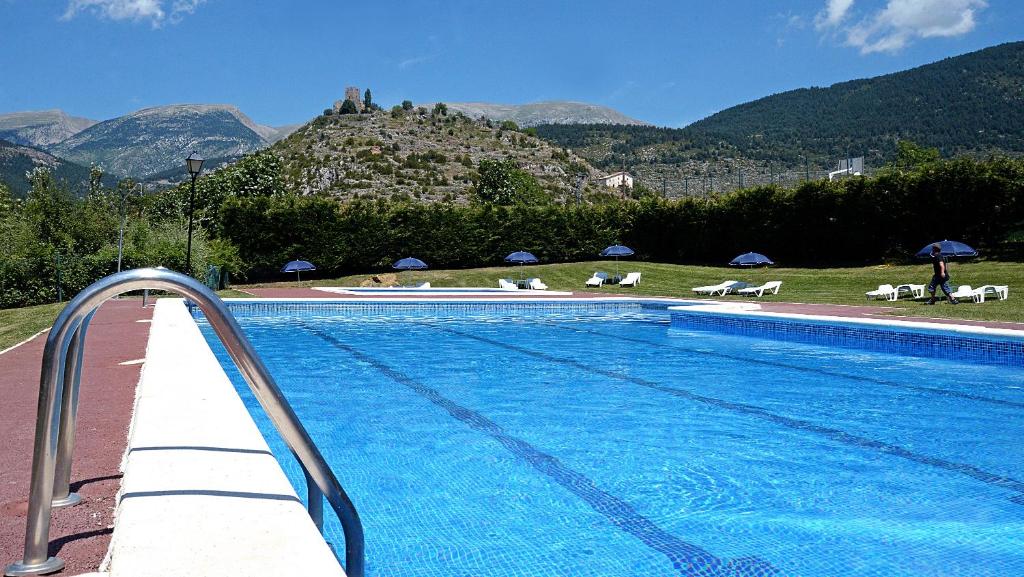 戈索尔Camping Cadí Vacances & Spa的一座山地游泳池