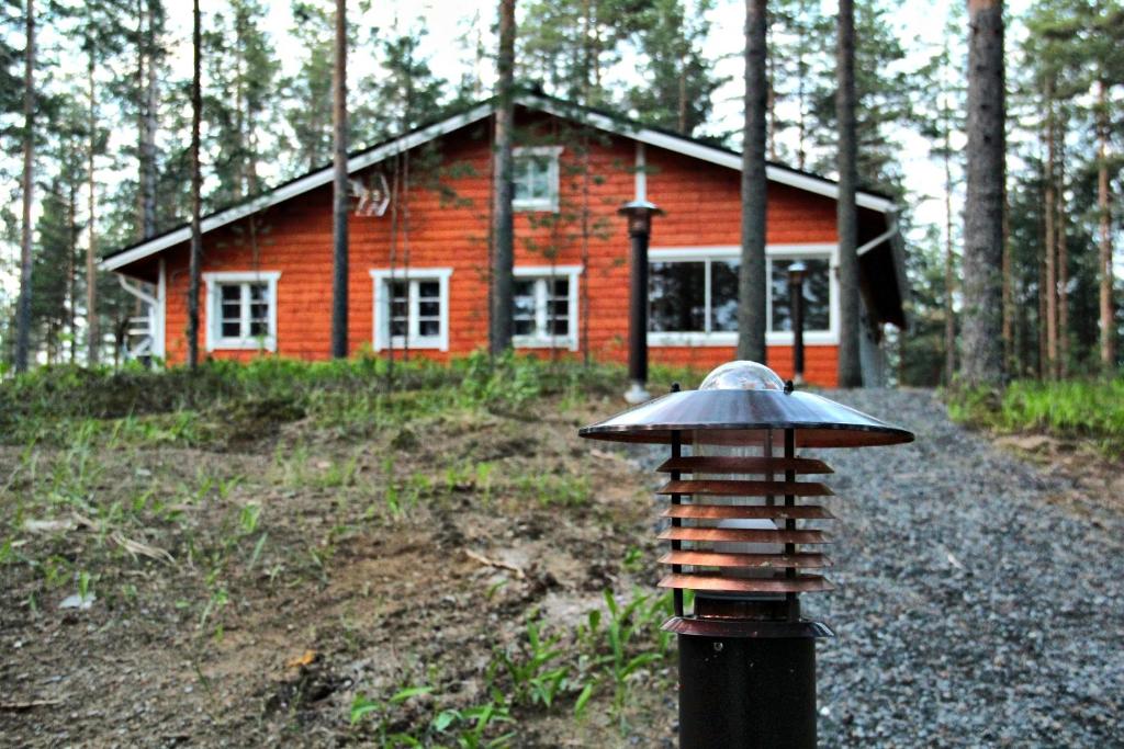 RastinniemiKultajärvi Holiday Home的森林中间的一座红色小房子