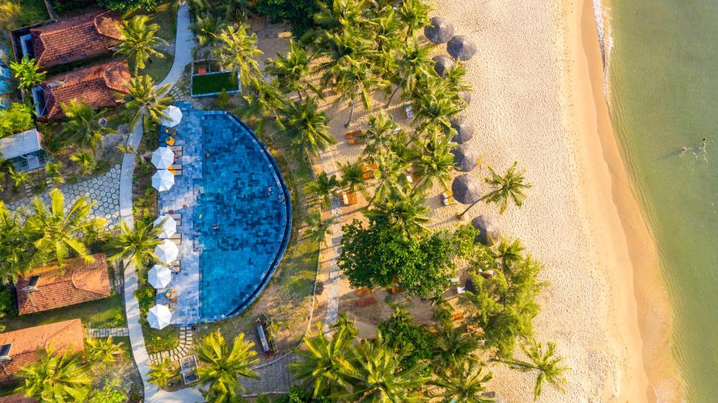 富国槟城侨海滩度假酒店的享有度假胜地的空中景致,设有游泳池和海滩
