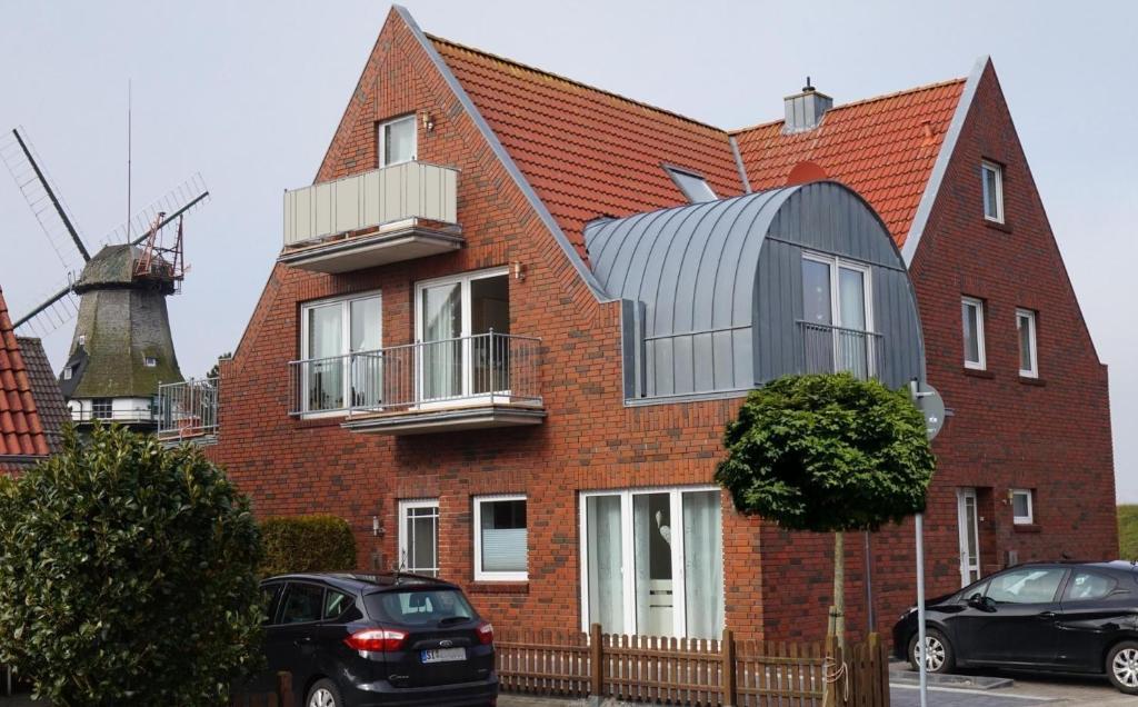 卡罗利嫩西尔An´t Möhlen的一座红砖房子,上面有金属圆顶