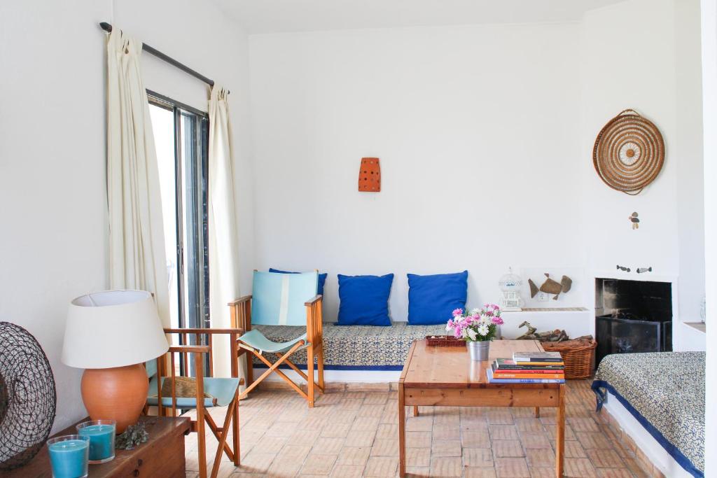 塔维拉Villa Pedras D'el Rei的客厅配有沙发和桌子