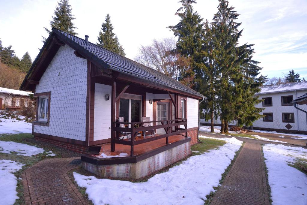 SeligenthalFerienpark Ebertswiese的雪中带门廊的小房子